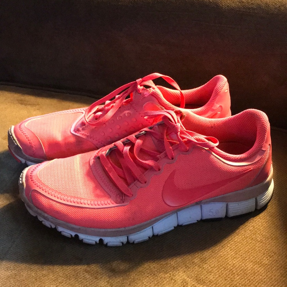 Neon pink Nike Free 5.0 🌸